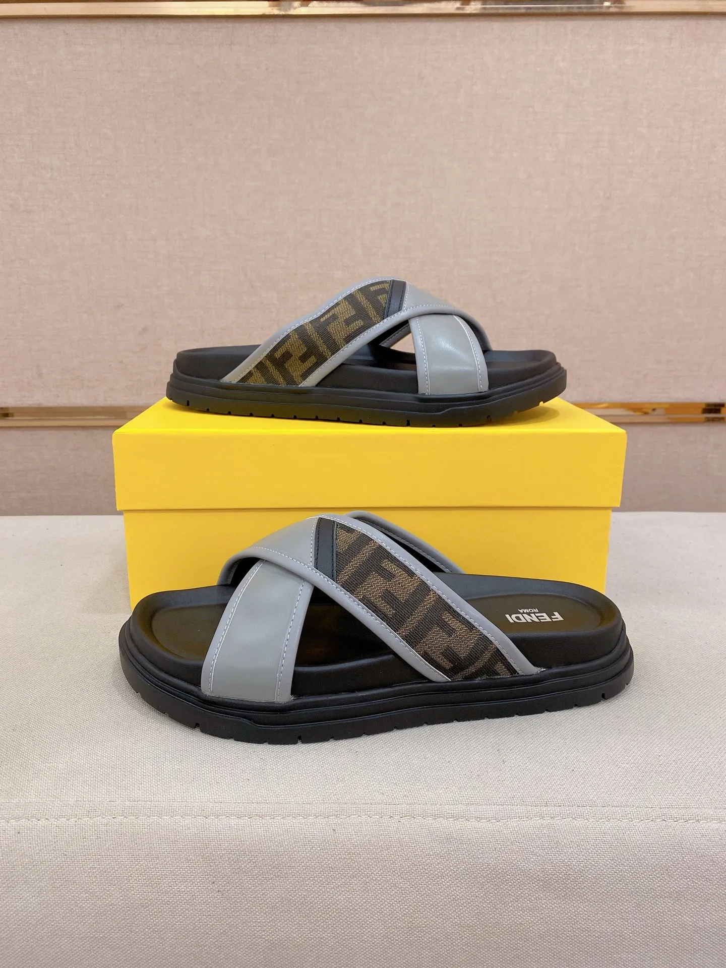Factory price: 320💰 [Fendi Slippers] High-end brand of men's shoes, official website 1:1 latest masterpiece: original mold customization, the fabric is made of imported original materials, upgraded outsole, lighter and non-slip. The market's top quality, simple yet tasteful, a must-have for fashionistas, fashionable at your feet, full of confidence, the same style at the counter 👍The season of summer slippers is here. Code: 38-44 (45 is custom-made and cannot be returned or exchanged)